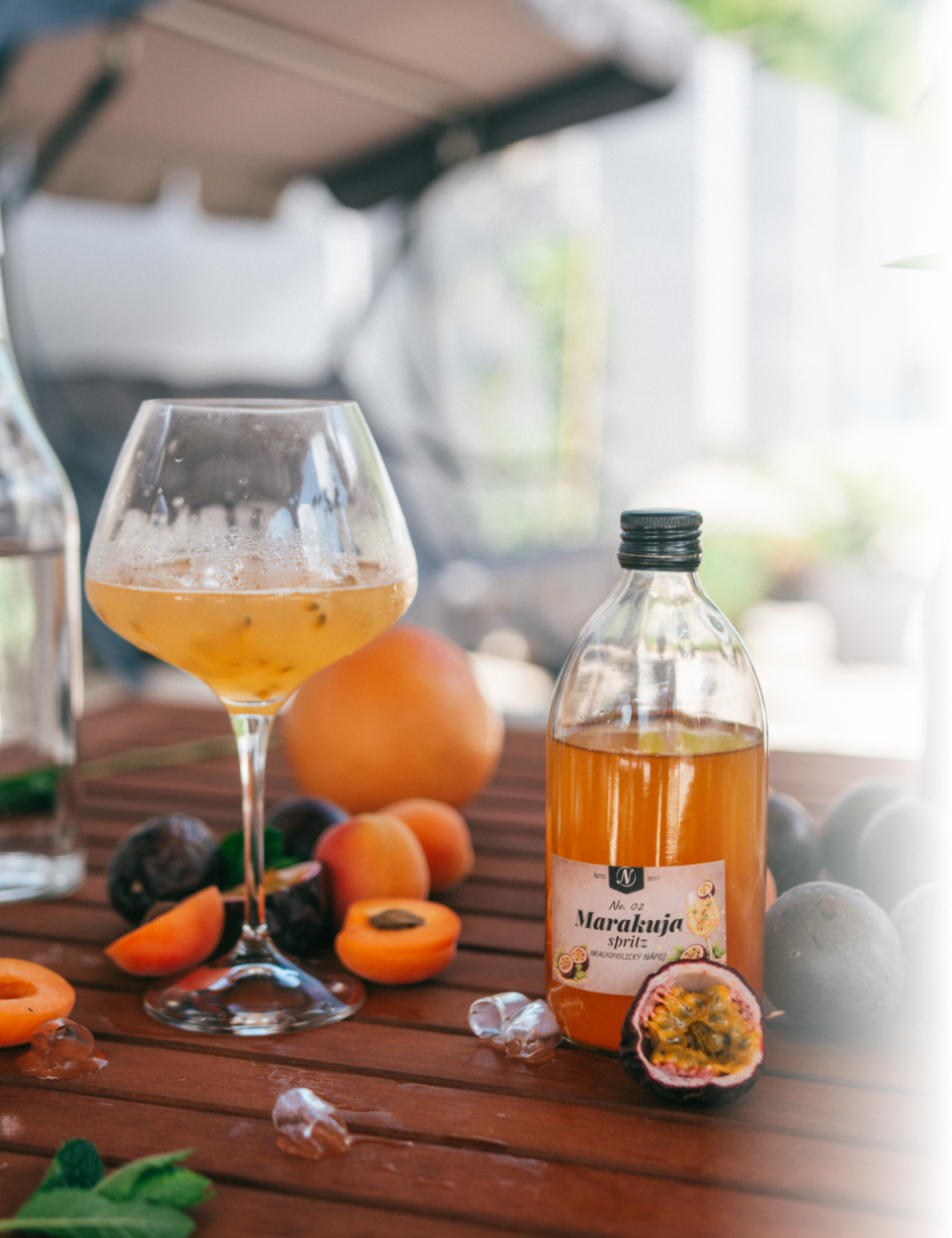 Marakuja Spritz ve sklenici s ledem